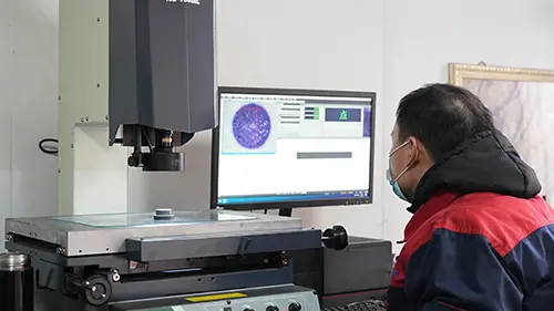 ထက်မြက်သောအမြင်နှင့် တိကျသောလမ်းညွှန်မှုဖြင့် ကျွန်ုပ်တို့သည် မှိုများအတွက် အရည်အသွေးကာကွယ်ရေးလိုင်းကို အခိုင်အမာတည်ဆောက်ထားသည်။