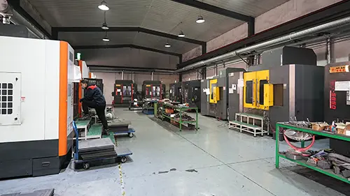 မှိုထုတ်ကုန်အလုပ်ရုံသည် ၎င်း၏ခိုင်မာသောစွမ်းရည်များဖြင့် အရည်အသွေး၏ခိုင်မာသောအခြေခံအုတ်မြစ်ကိုတည်ဆောက်ထားသည်။